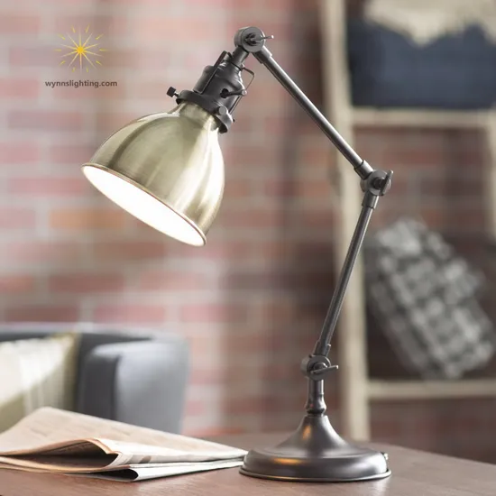 Lampada da tavolo moderna con illuminazione in metallo nordico decorativo da studio da scrivania dal design classico