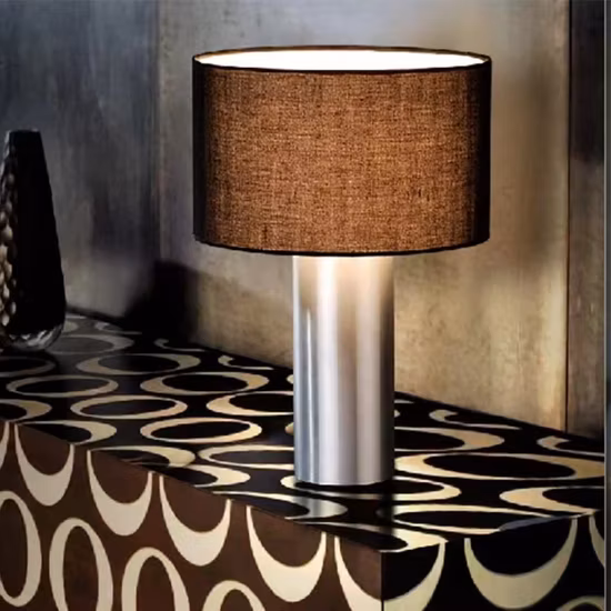 Lampada da terra decorativa per interni con tubo in metallo e paralume in tessuto per camera degli ospiti